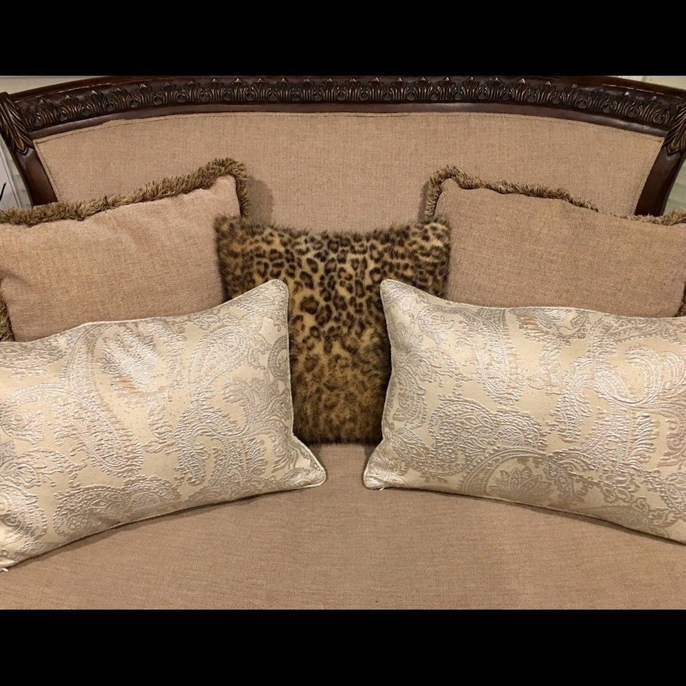 SET 2 FEATHER ACCENT PILLOWS